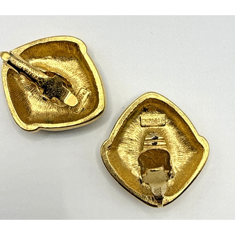 Vintage Trifari Green Cabochon Clip On Earrings Gold Tone Trim Signed Square - Picture 3 of 9